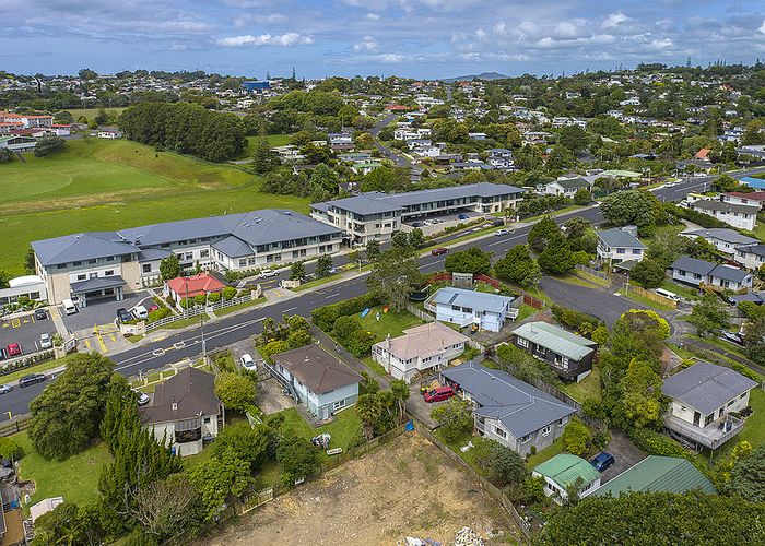  at 6 Embassy Place, Glenfield, Auckland