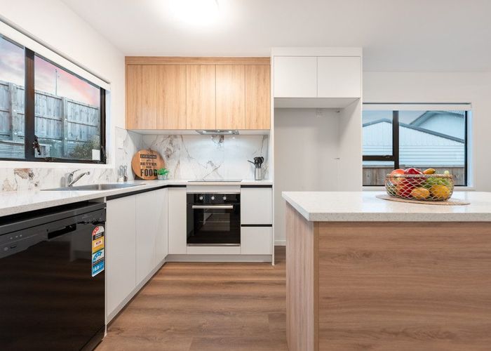  at 2/17 Landsdale Place, Massey, Waitakere City, Auckland