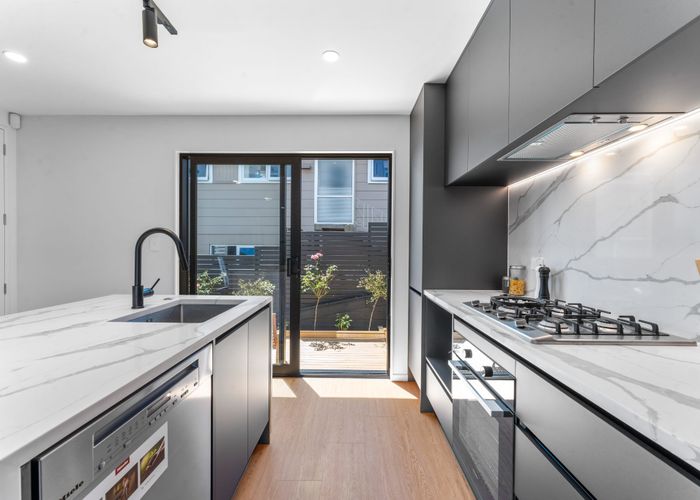  at 2/42 Velma Road, Hillcrest, North Shore City, Auckland