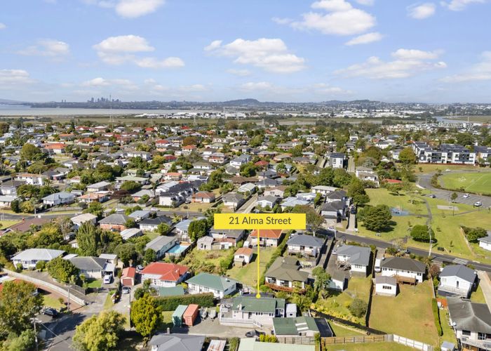 at 21 Alma Street, Te Atatu South, Waitakere City, Auckland