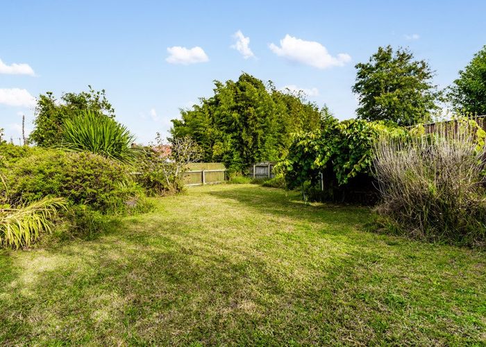  at 42 Kawiti Avenue, Point England, Auckland