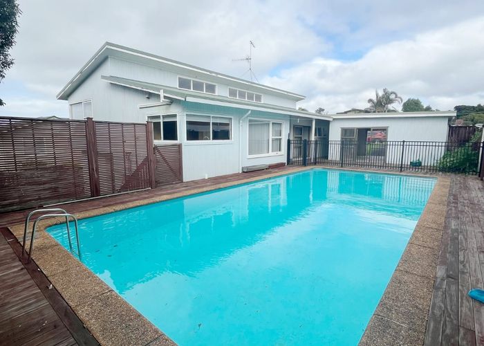  at 12 Holdaway Avenue, Northcote, North Shore City, Auckland