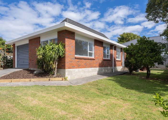  at 2/8 Kaipatiki Road, Glenfield, North Shore City, Auckland