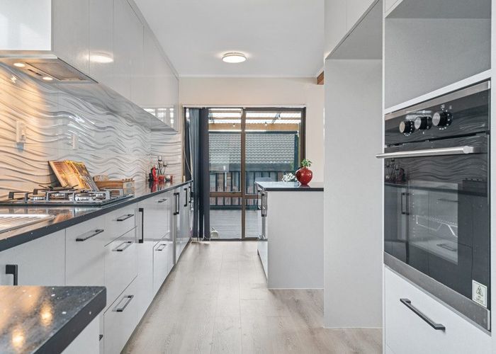  at 2/24 Norrie Smith Avenue, Flat Bush, Manukau City, Auckland