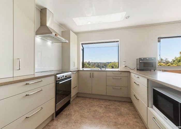  at 2/39 Browns Bay Road, Browns Bay, North Shore City, Auckland