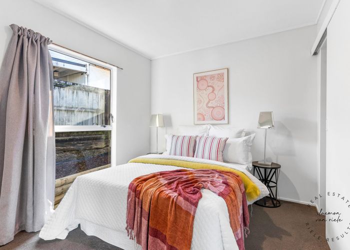  at 2/21 Calluna Crescent, Totara Heights, Manukau City, Auckland