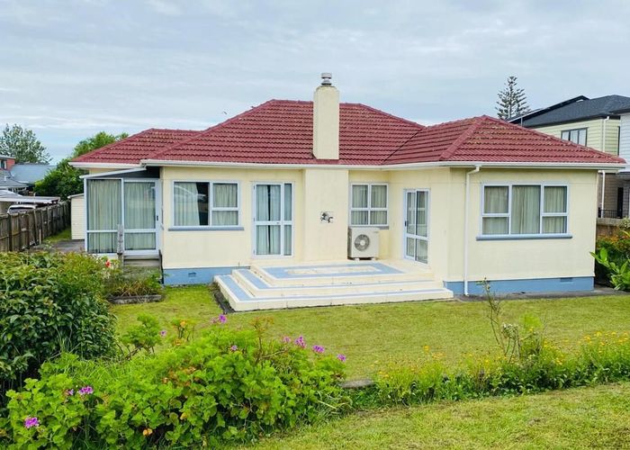  at 8 Reeves Avenue, Papatoetoe, Auckland