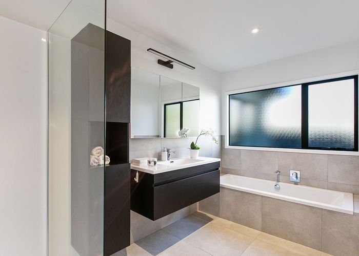  at 1 Paradise Place, Pakuranga Heights, Auckland