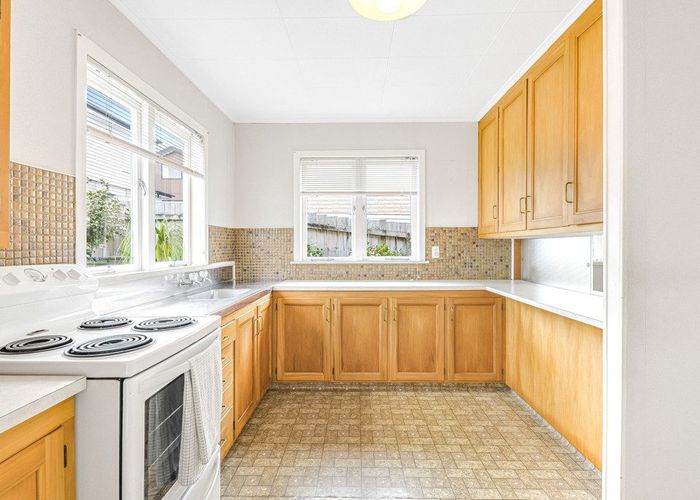  at 5 Valron Road, Te Atatu South, Waitakere City, Auckland