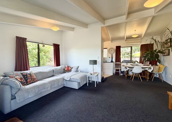  at 2/8 Sevilla Place, Unsworth Heights, North Shore City, Auckland