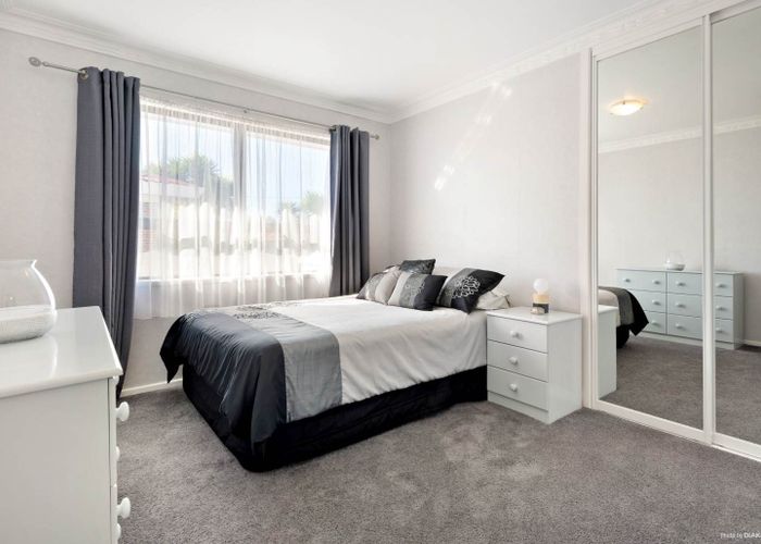  at 4 Buckingham Crescent, Manukau, Manukau City, Auckland