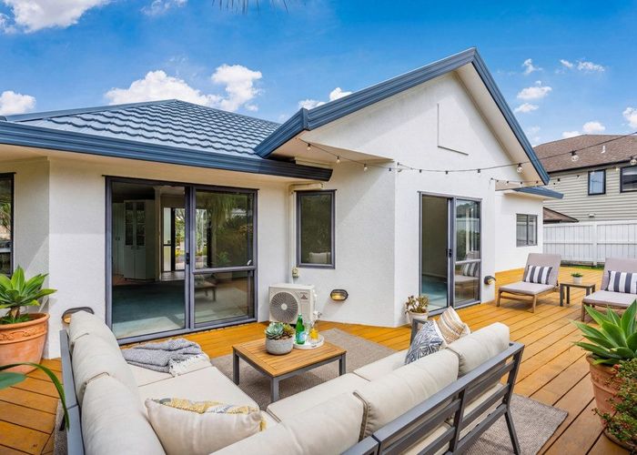  at 1 Cayman Place, Unsworth Heights, North Shore City, Auckland