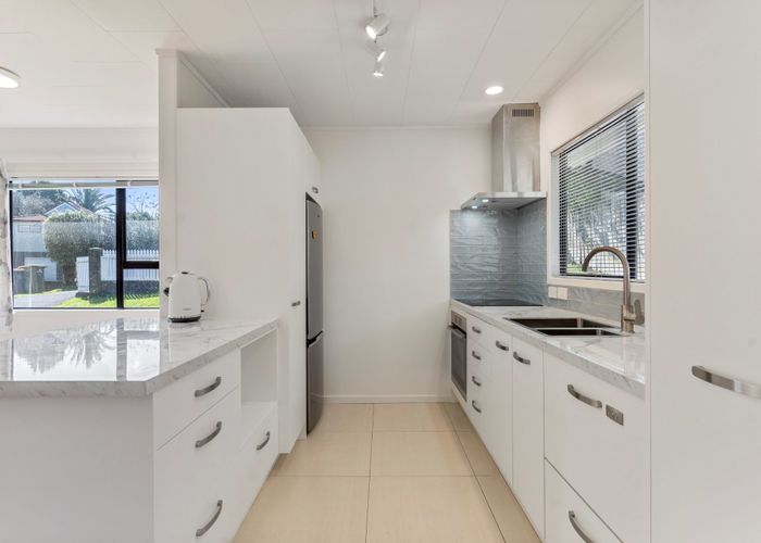  at 6 Sungrove Rise, Sunnyvale, Auckland
