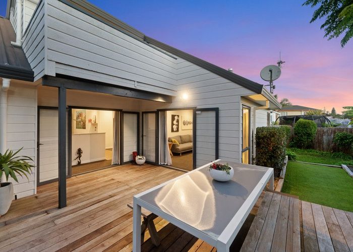  at 2/8 Phillip Parade, Forrest Hill, North Shore City, Auckland