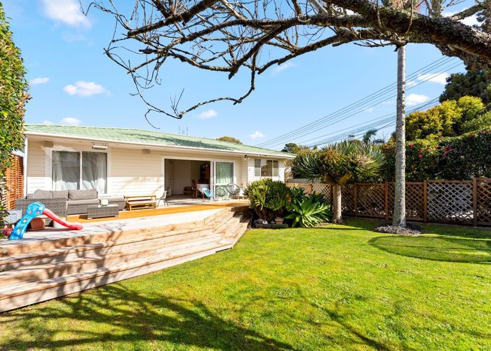  at 1/296 Wairau Road, Glenfield, North Shore City, Auckland