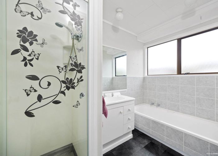  at 32 Granville Drive, Massey, Waitakere City, Auckland