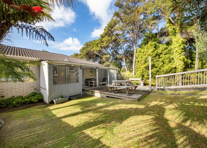 at 2/52 Staincross Street, Green Bay, Auckland