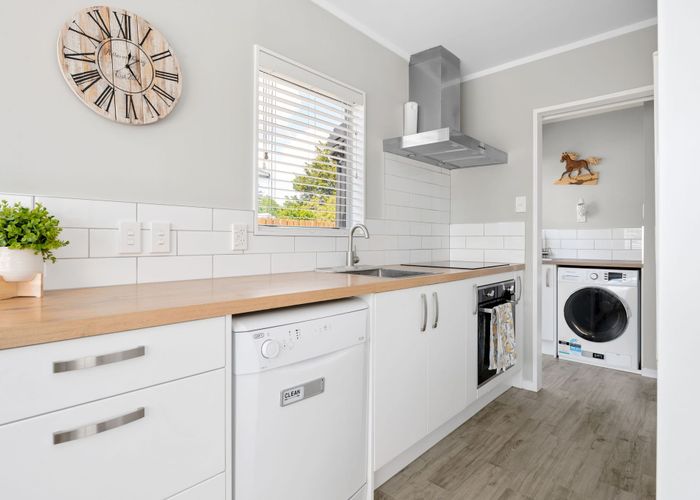  at 8C Huia Avenue, Forest Lake, Hamilton