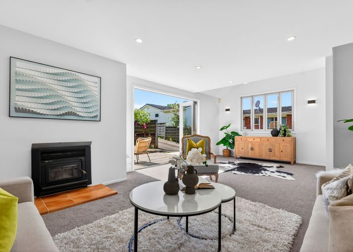  at 2/10 Windsor Place, Mairangi Bay, North Shore City, Auckland