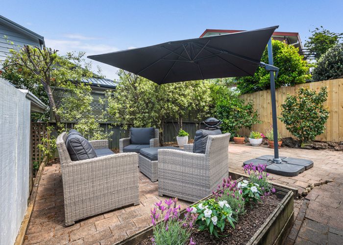  at 2/160 Onewa Road, Northcote, Auckland