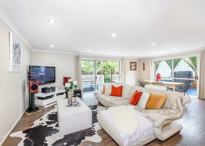  at 8 Wychwood Avenue, Henderson, Waitakere City, Auckland