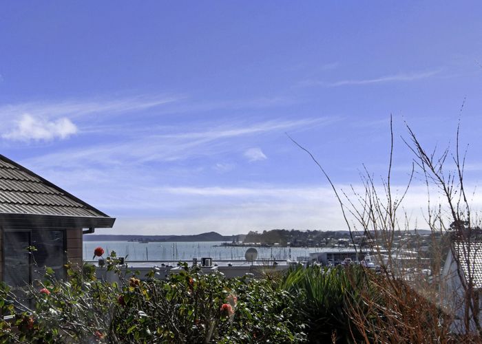  at 2/5 Sunderlands Road, Half Moon Bay, Auckland