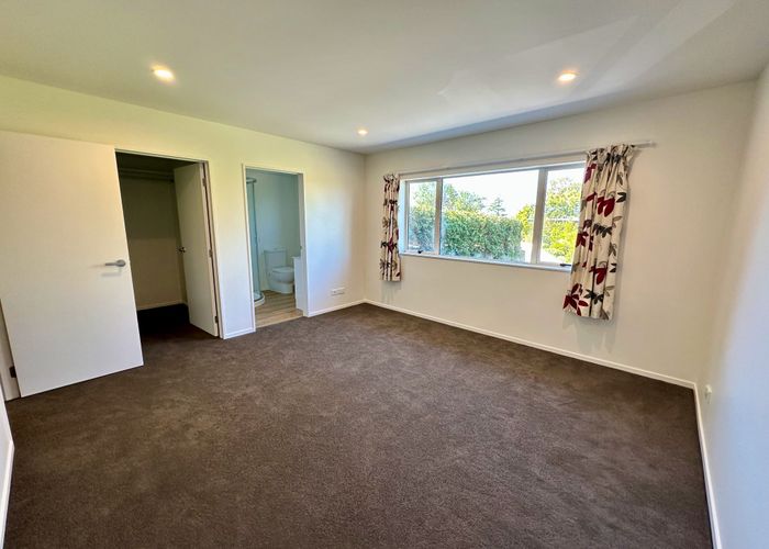  at 27A Easton Park Parade, Glenfield, North Shore City, Auckland