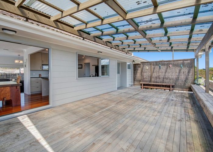  at 9 Devonshire Road, Unsworth Heights, Auckland