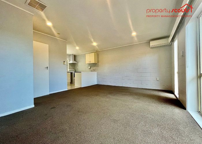  at 2/22 Chivalry Road, Glenfield, North Shore City, Auckland