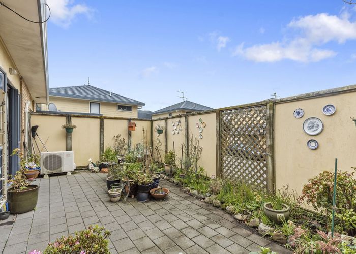  at 8/5 Court Road, Tawa, Wellington