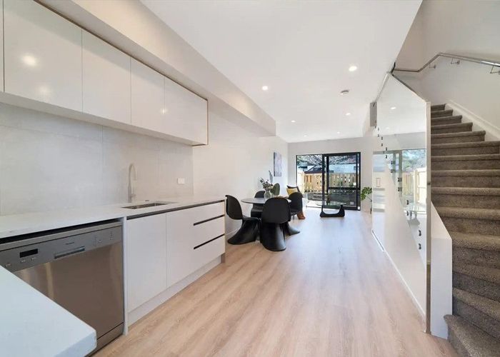  at 3/2A Mantra Road, Massey, Waitakere City, Auckland