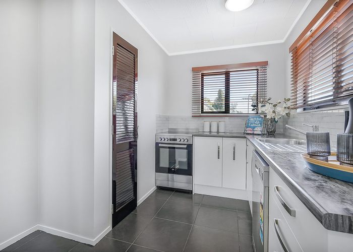  at 2/42 Graham Street, Hamilton East, Hamilton