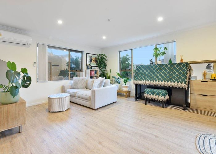  at 8 Woodbank Drive, Glen Eden, Waitakere City, Auckland