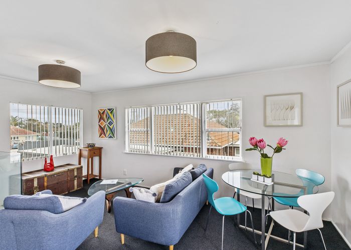  at 2/33 Cleek Road, Mangere East, Auckland