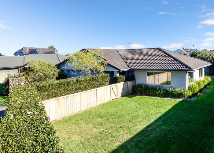  at 8 Rosewood Court, Huntington, Hamilton