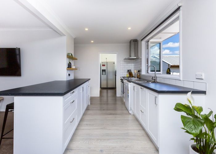  at 9 Hillside Drive, Maoribank, Upper Hutt