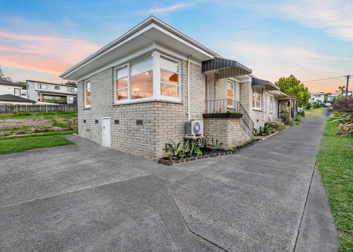  at 2/15 Woodall Place, Totara Vale, Auckland