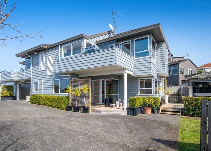  at 2/76 Knights Road, Rothesay Bay, Auckland