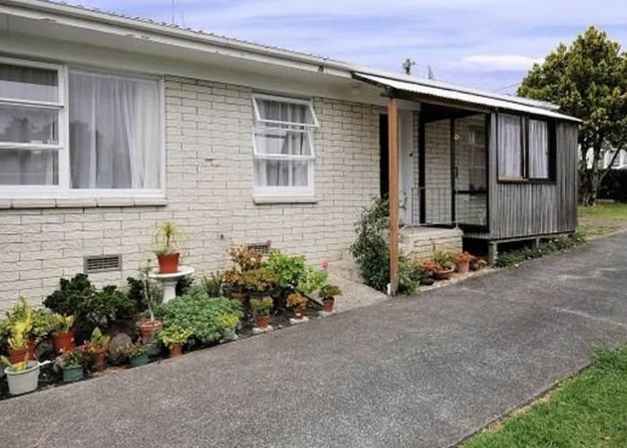  at 2/15 Woodall Place, Totara Vale, Auckland