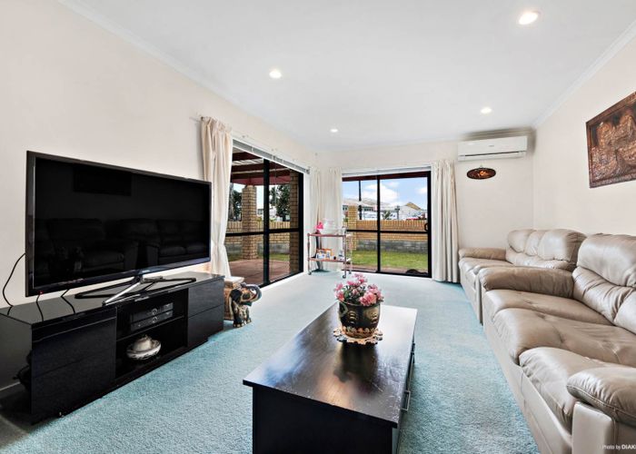  at 2 Reid Road, New Lynn, Auckland