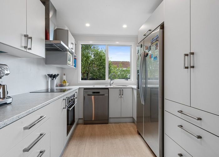  at 2/17 Glen Road, Ranui, Auckland