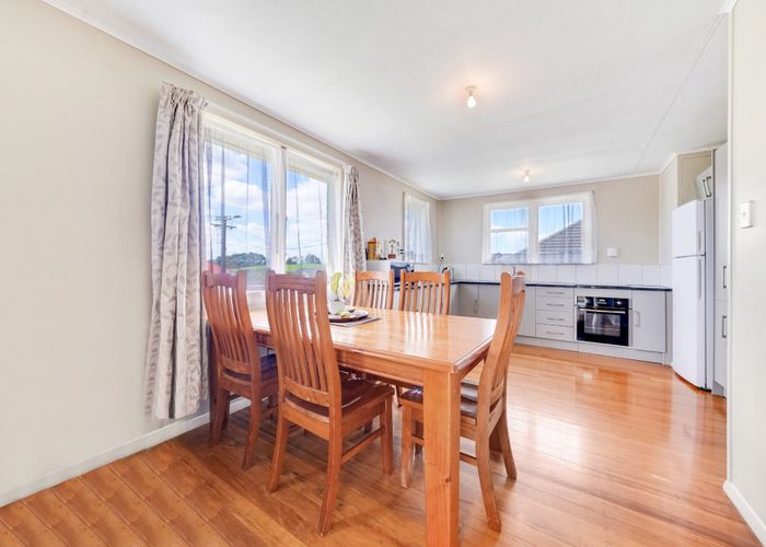  at 6 Emere Place, Meremere