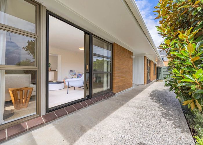  at 1/18 Kauri Glen Road, Northcote, North Shore City, Auckland