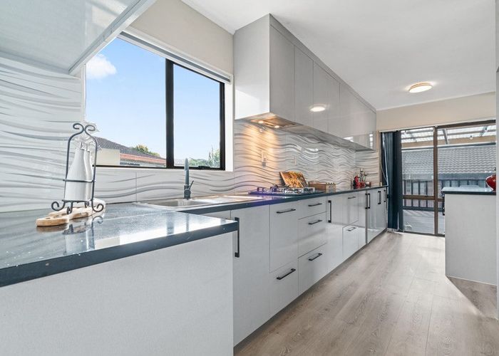  at 2/24 Norrie Smith Avenue, Flat Bush, Manukau City, Auckland