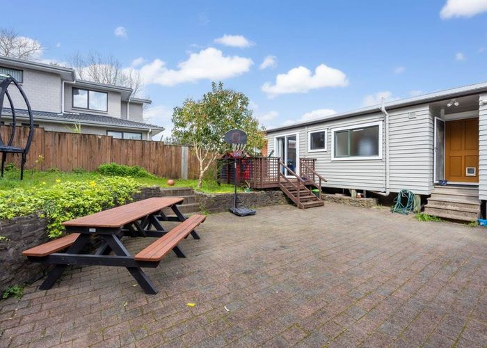  at 9 Grimshaw Place, Henderson, Waitakere City, Auckland