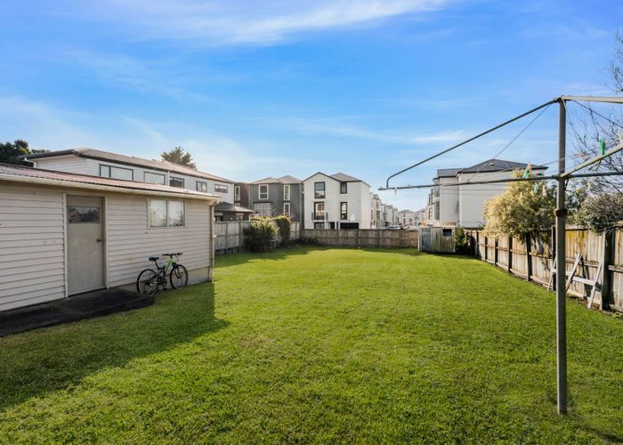  at 5 Fairdene Avenue, Henderson, Auckland