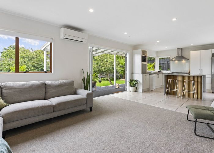  at 2/16 Sandiacre Way, Browns Bay, North Shore City, Auckland