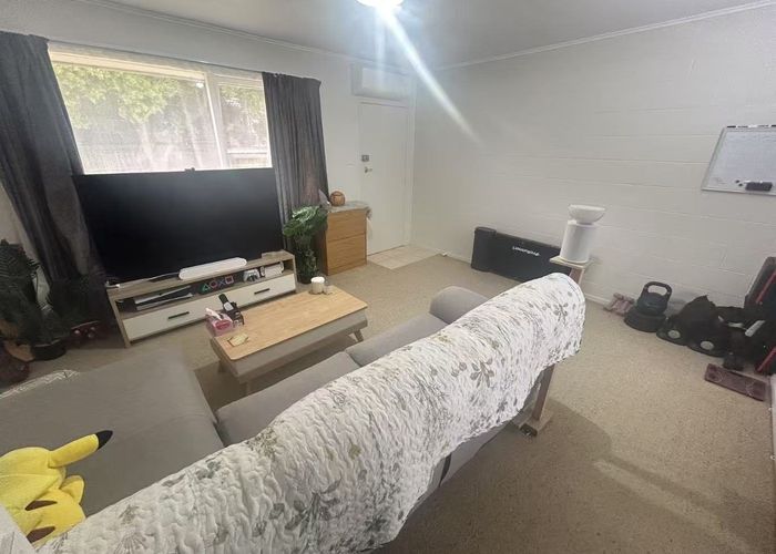  at 8 Dinglebank Road, Mount Wellington, Auckland