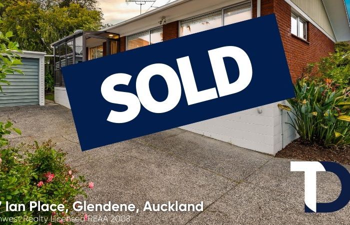 at 2/7 Ian Place, Glendene, Auckland