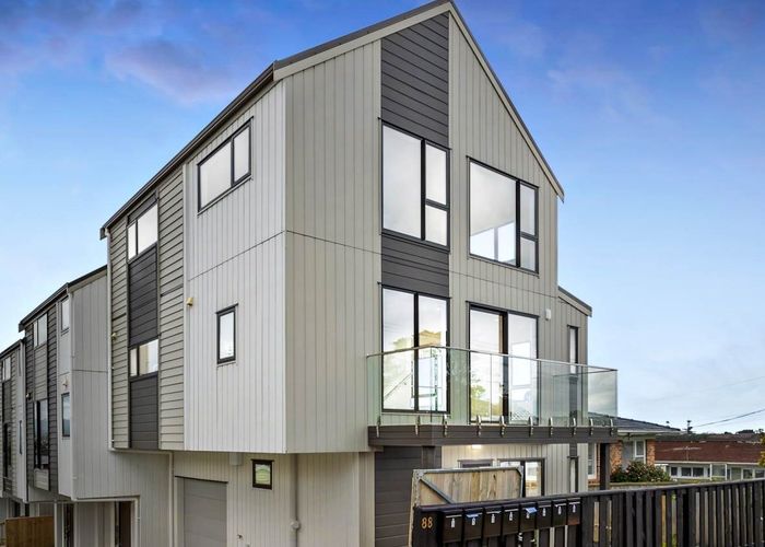  at 4/88 Te Atatu Road, Te Atatu South, Auckland